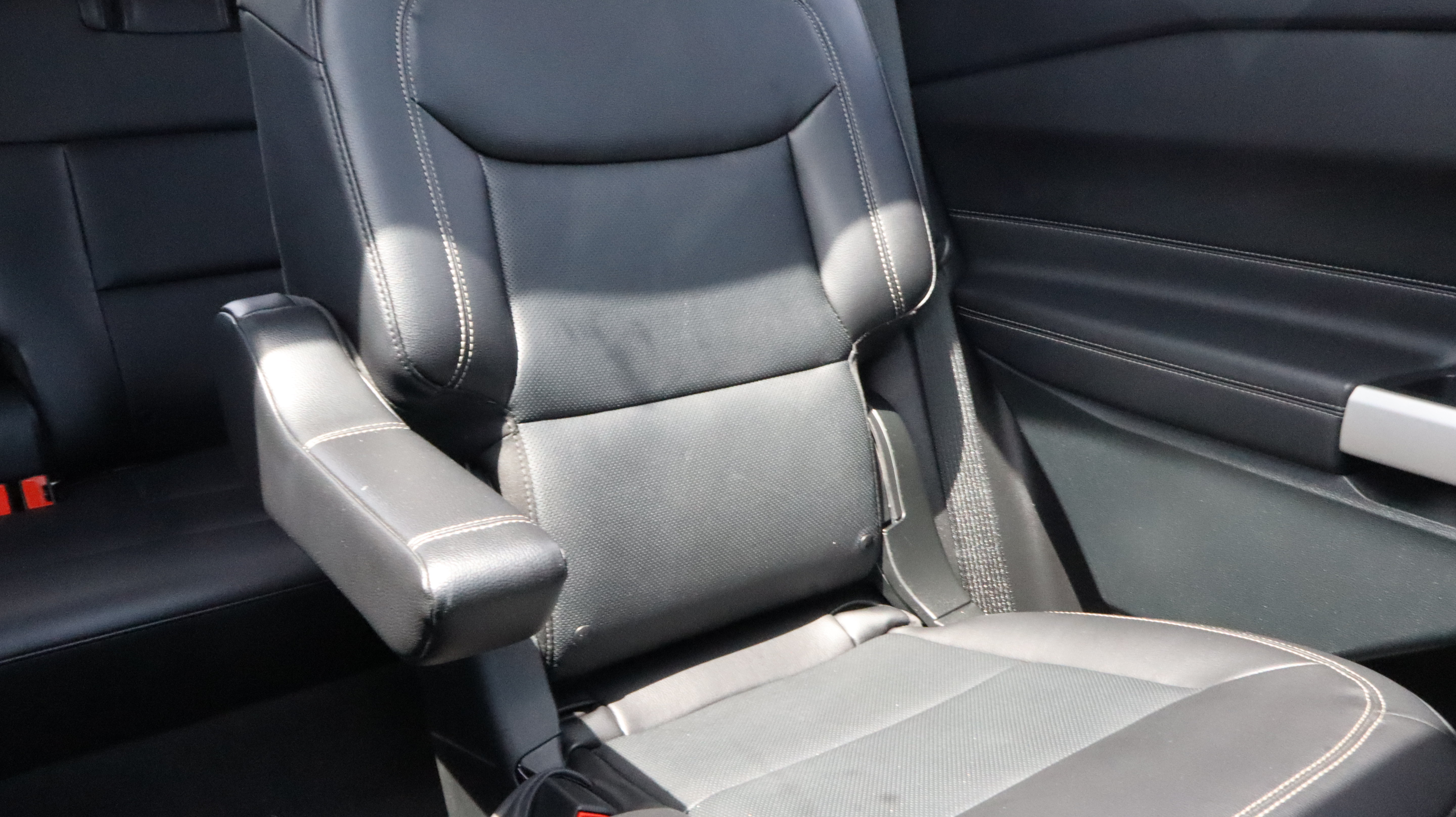 Used 2024 Ford Explorer Limited w/ Limited Technology Package AWD/4WD image 9