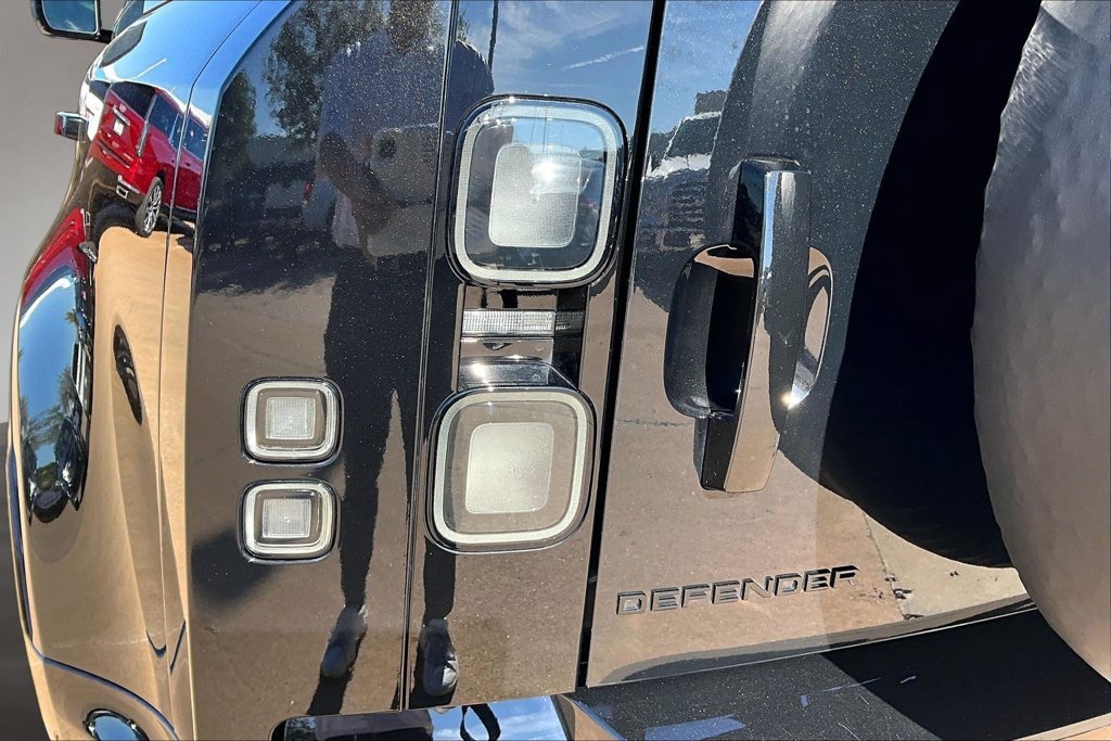 Certified 2026 Land Rover Defender 110 X-Dynamic SE AWD/4WD image 30