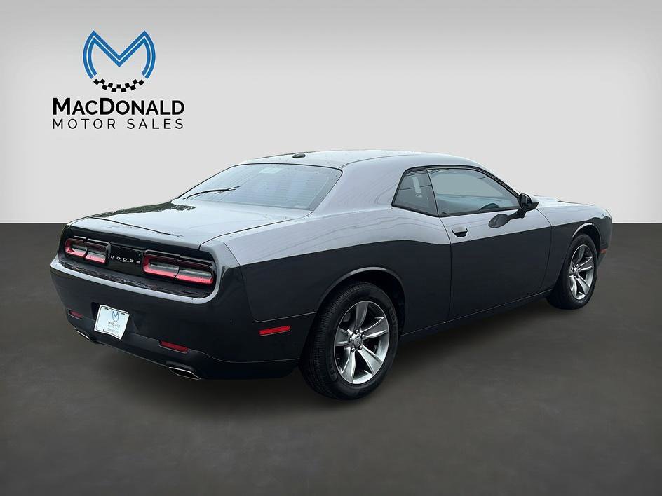 Used 2015 Dodge Challenger SXT RWD image 7