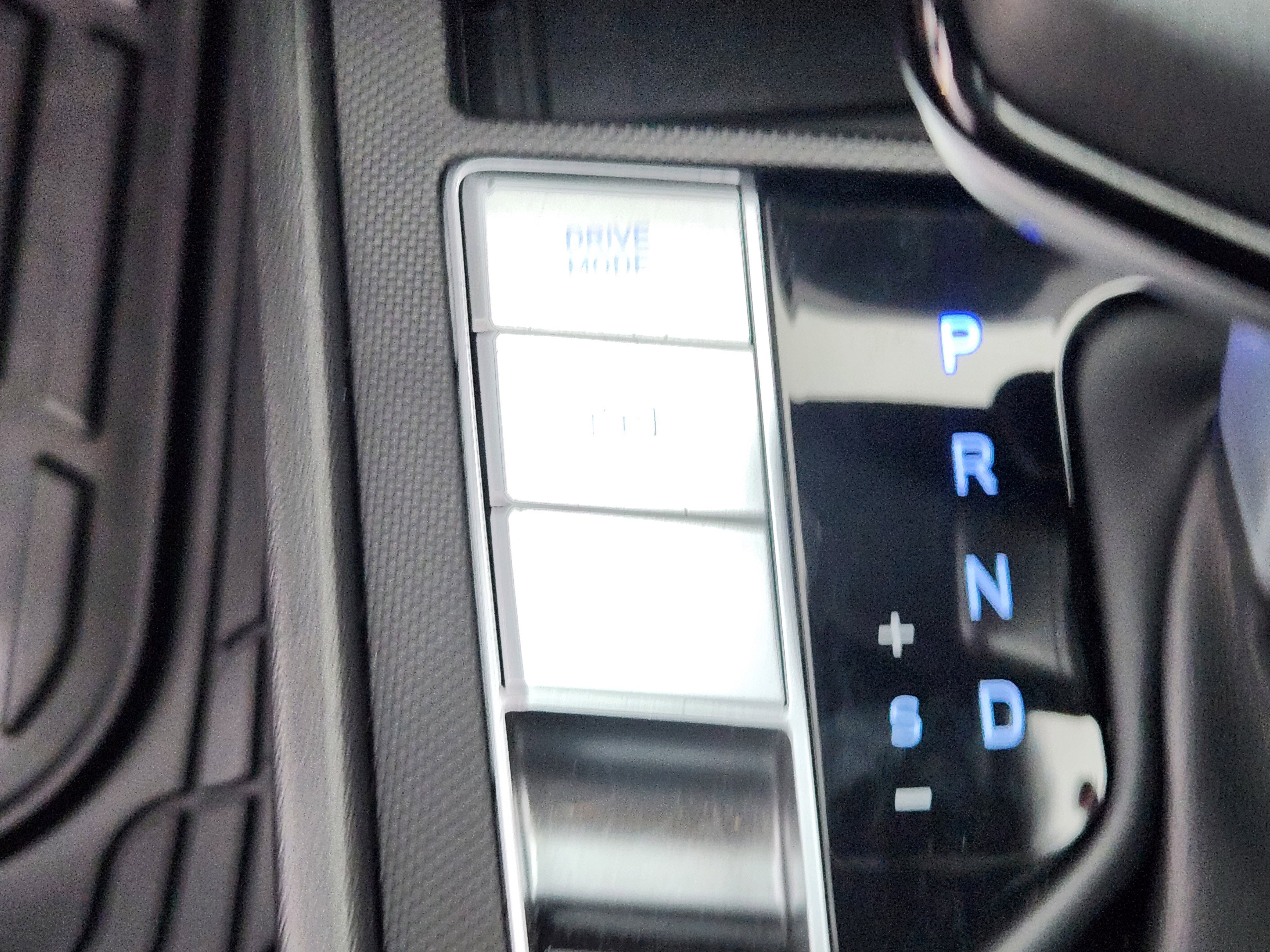 Certified 2023 Hyundai Elantra Limited w/ Preferred Accessory Package image 23