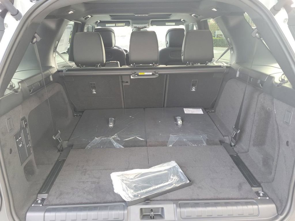 New 2025 Land Rover Discovery S image 11