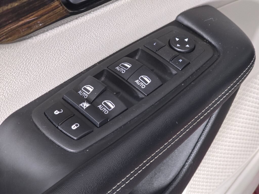 Used 2022 Chrysler Pacifica Limited w/ Uconnect Theater Family Group FWD image 40