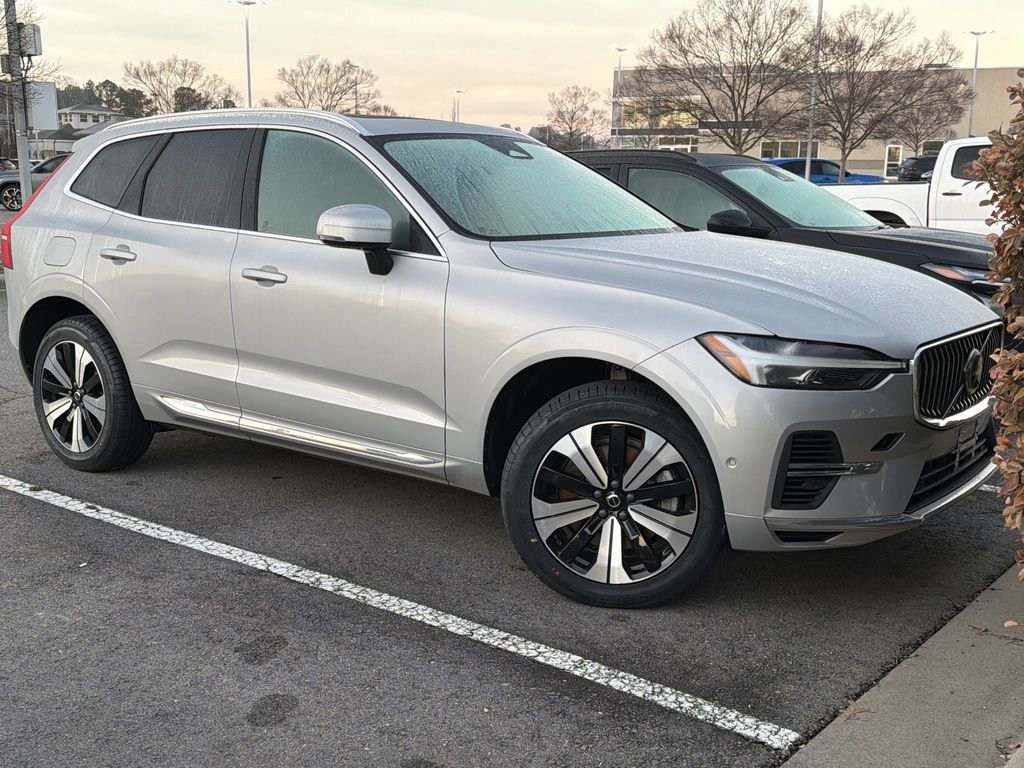 Used 2023 Volvo XC60 T8 Plus image 2