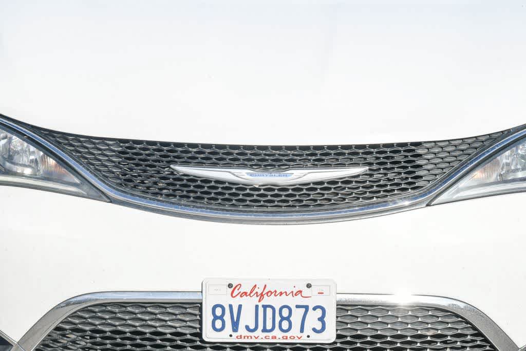 Used 2018 Chrysler Pacifica Touring-L Plus FWD image 5