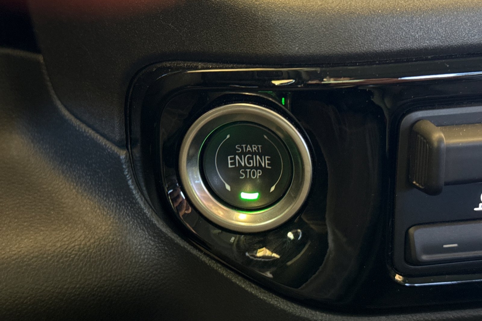 Used 2025 GMC Sierra 1500 SLT AWD/4WD image 28