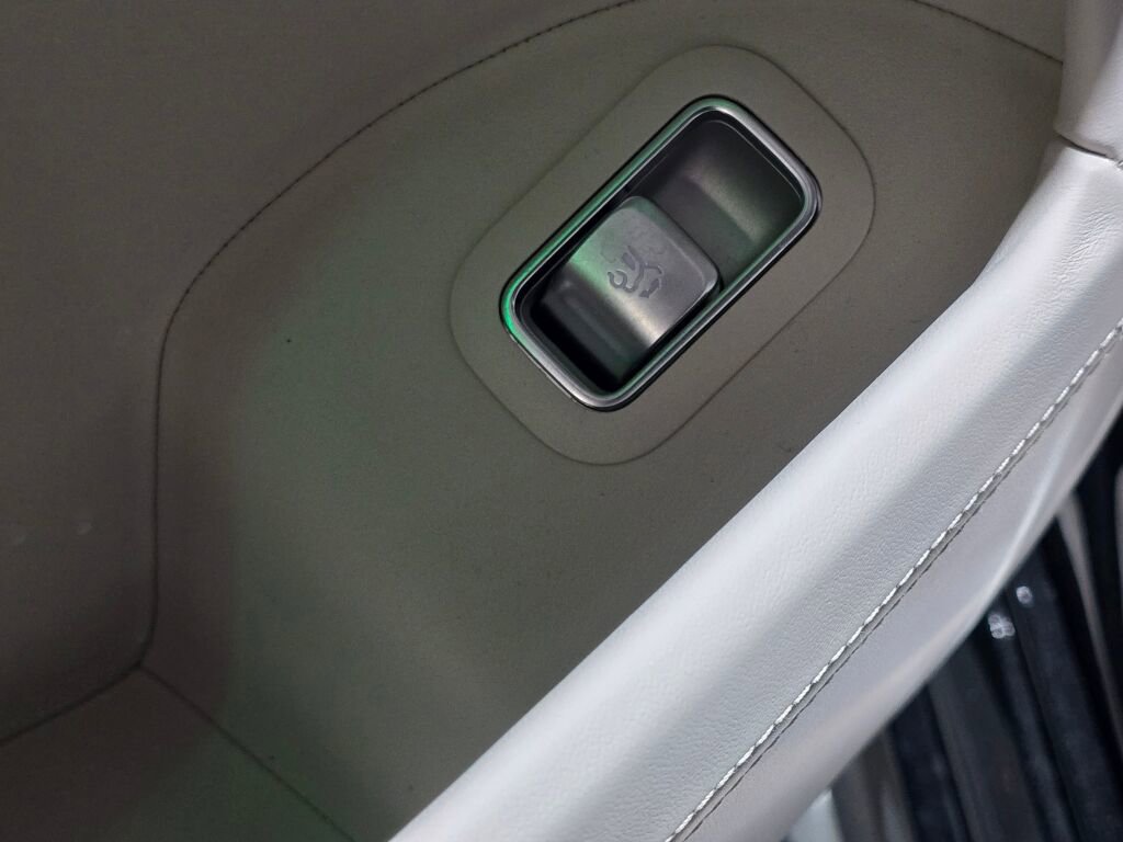 Used 2025 Mercedes-Benz Maybach GLS 600 4MATIC image 38