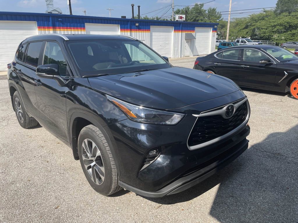 Used 2024 Toyota Highlander LE image 9