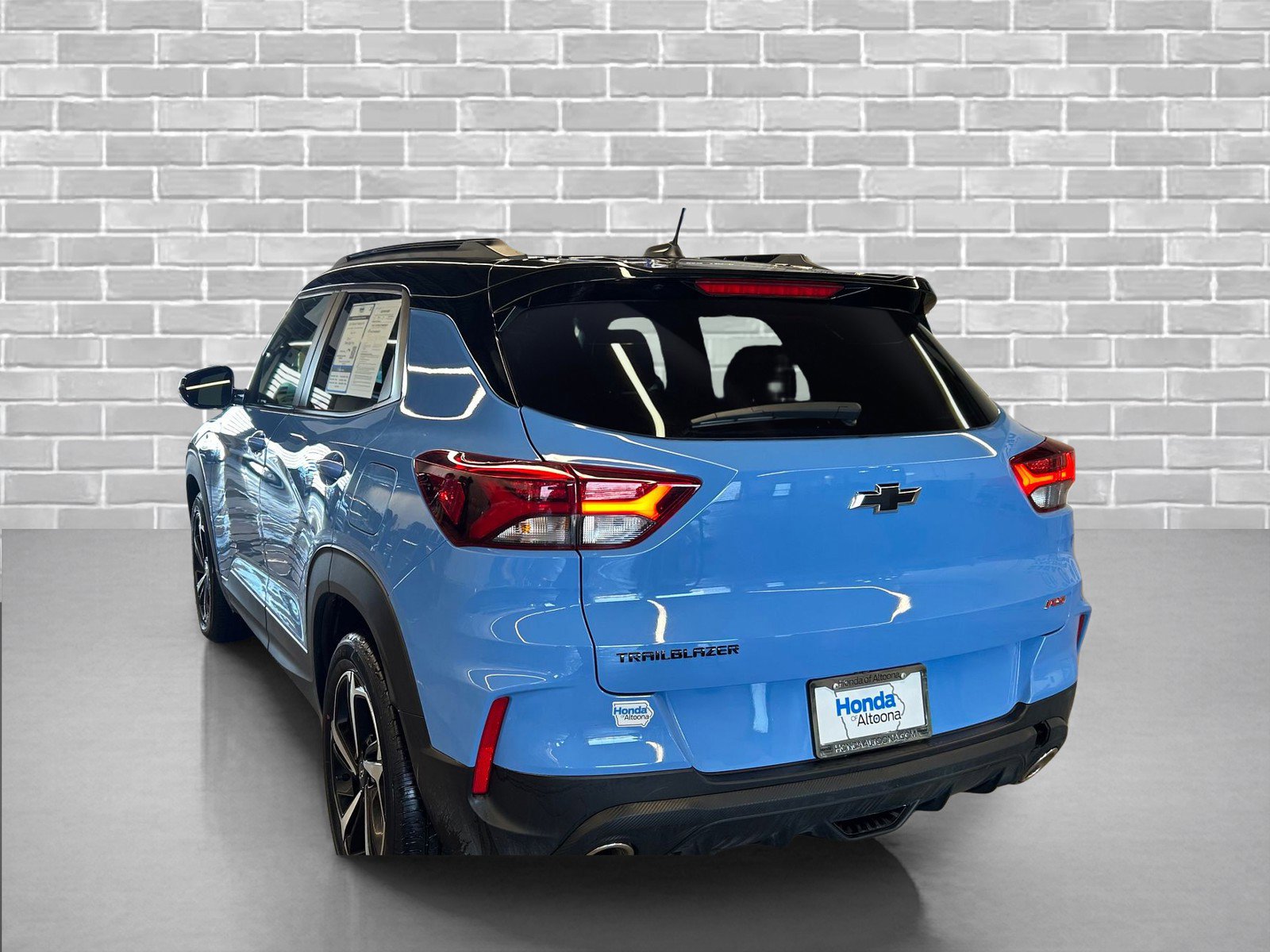 Used 2023 Chevrolet TrailBlazer RS w/ Sun and Liftgate Package image 3