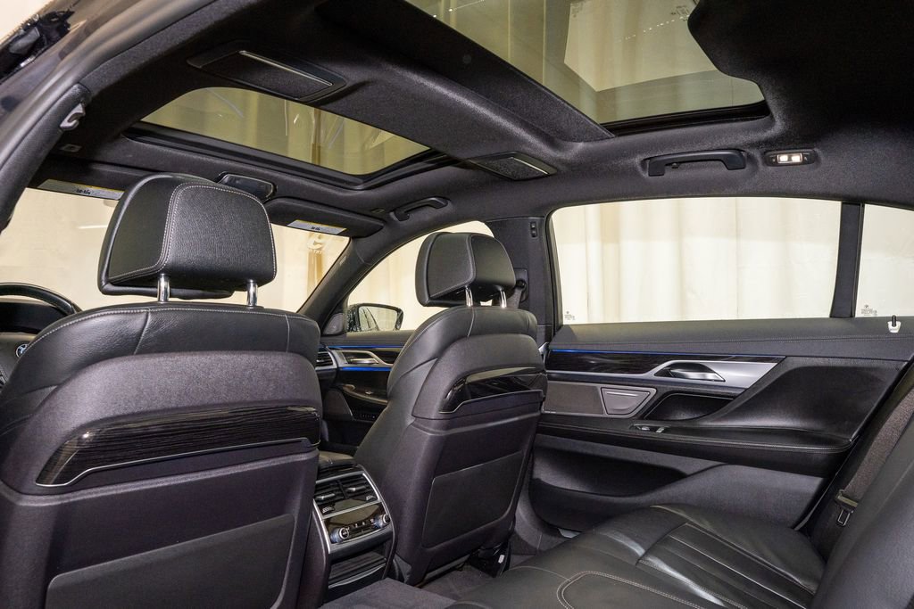 Used 2019 BMW 740i w/ M Sport Package image 10