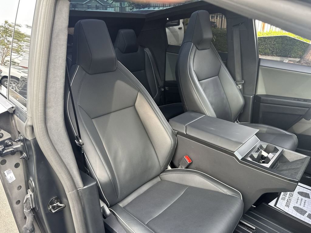 Used 2024 Tesla Cybertruck AWD Crew Cab image 27