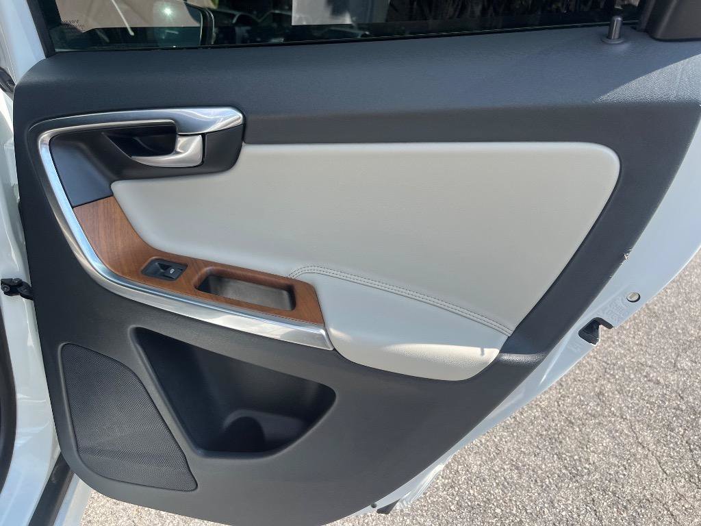 Used 2015 Volvo XC60 T6 Platinum FWD image 32