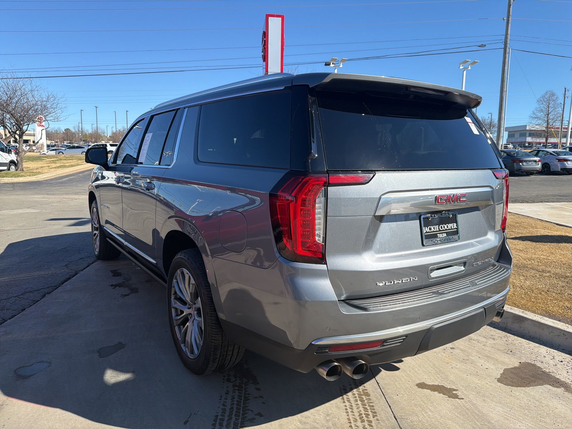 Used 2021 GMC Yukon XL Denali w/ Denali Premium Package image 6