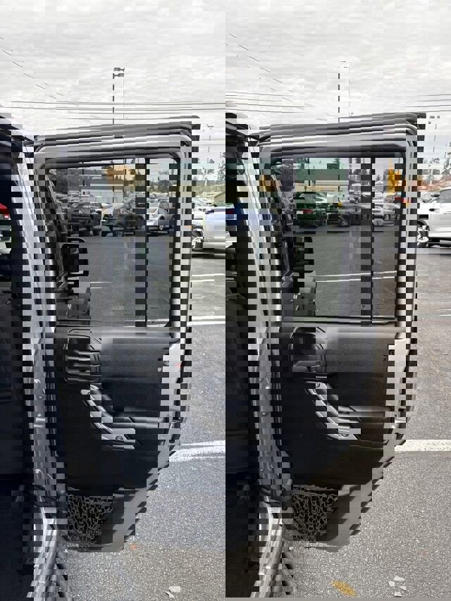 Used 2018 Jeep Wrangler Unlimited Rubicon w/ Connectivity Group image 15