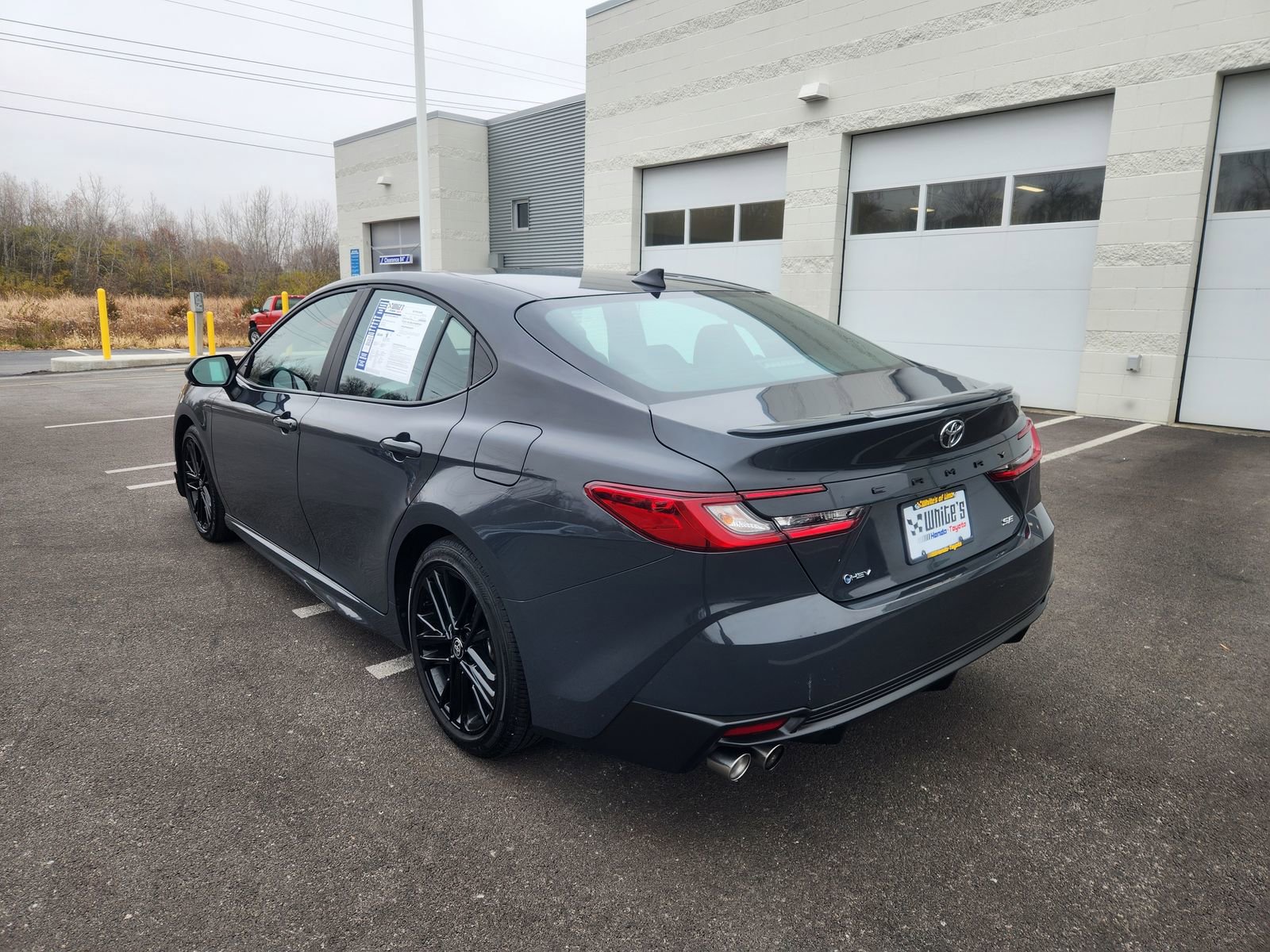 Used 2025 Toyota Camry SE image 4