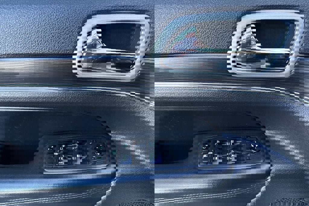 Used 2021 Jeep Grand Cherokee Limited w/ Luxury Group II image 8