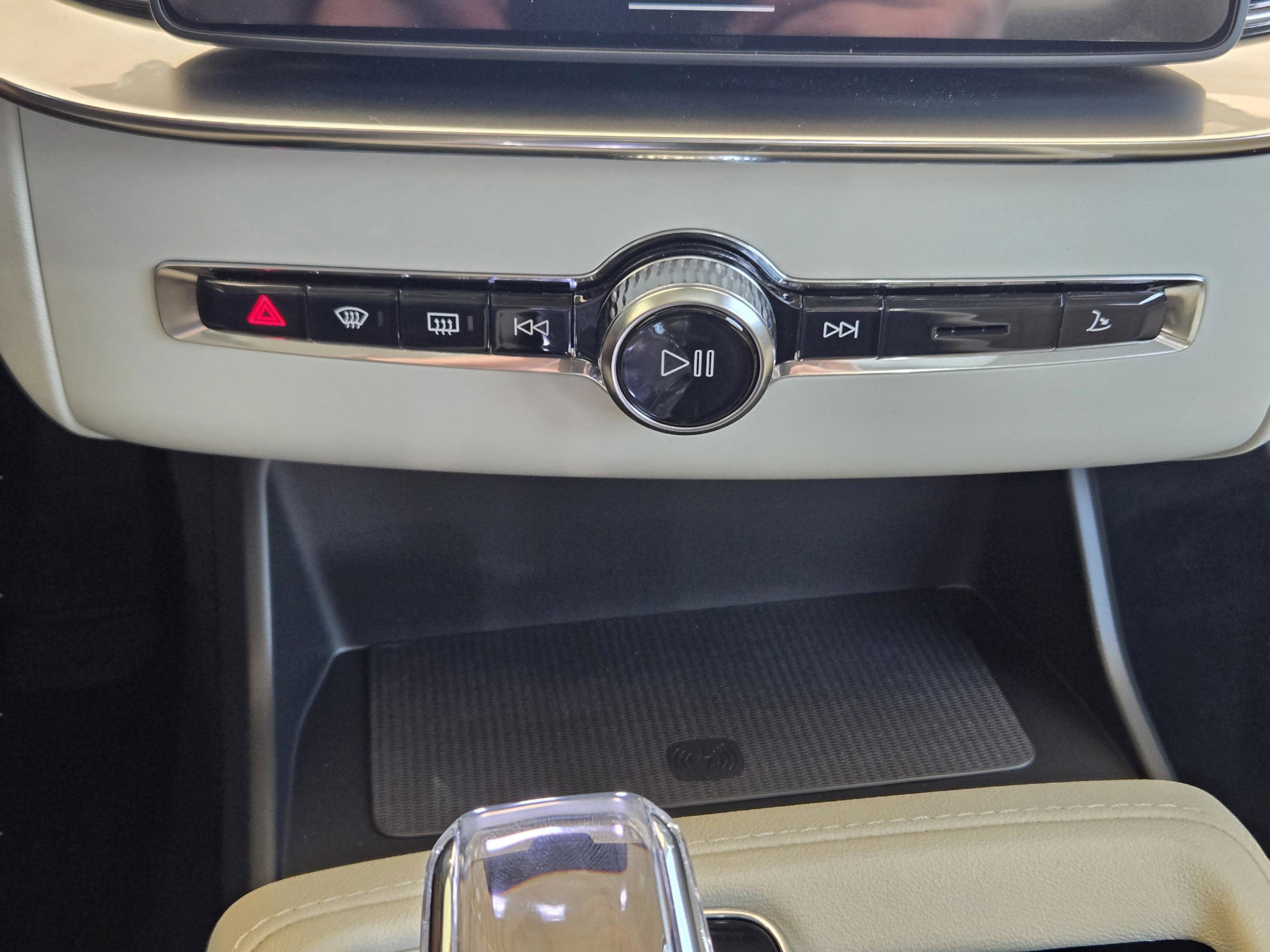 New 2026 Volvo XC90 B5 Ultra w/ Protection Package Premier image 22