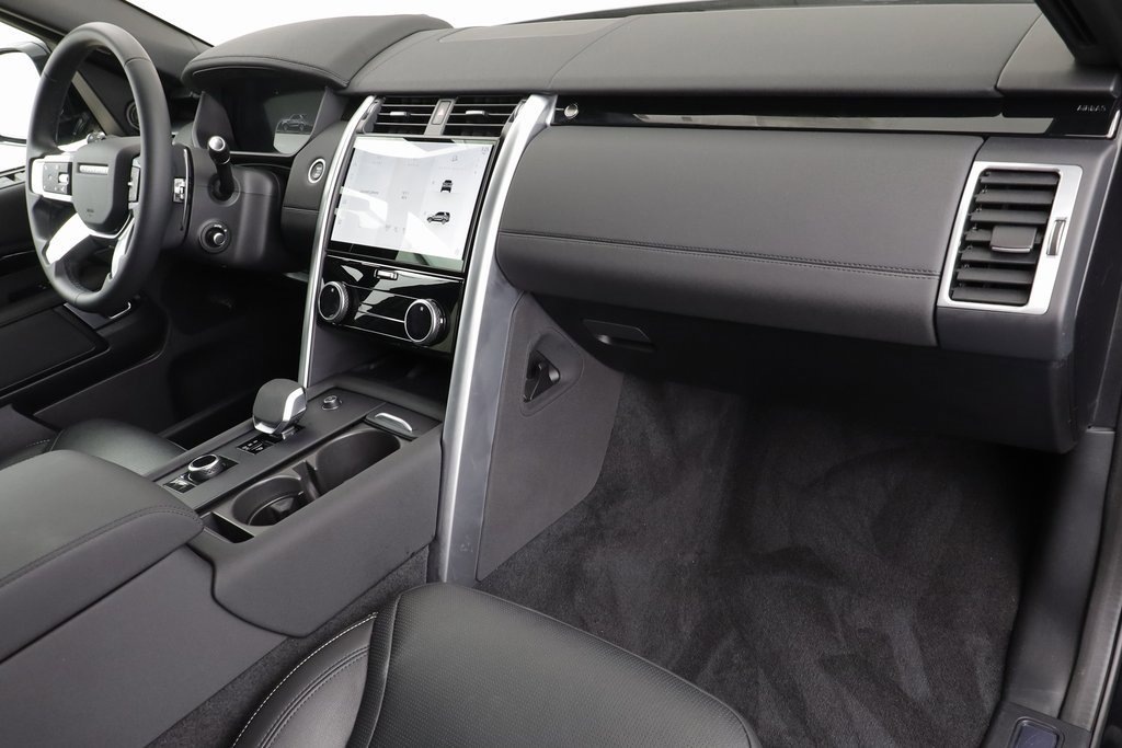 Certified 2025 Land Rover Discovery S image 22