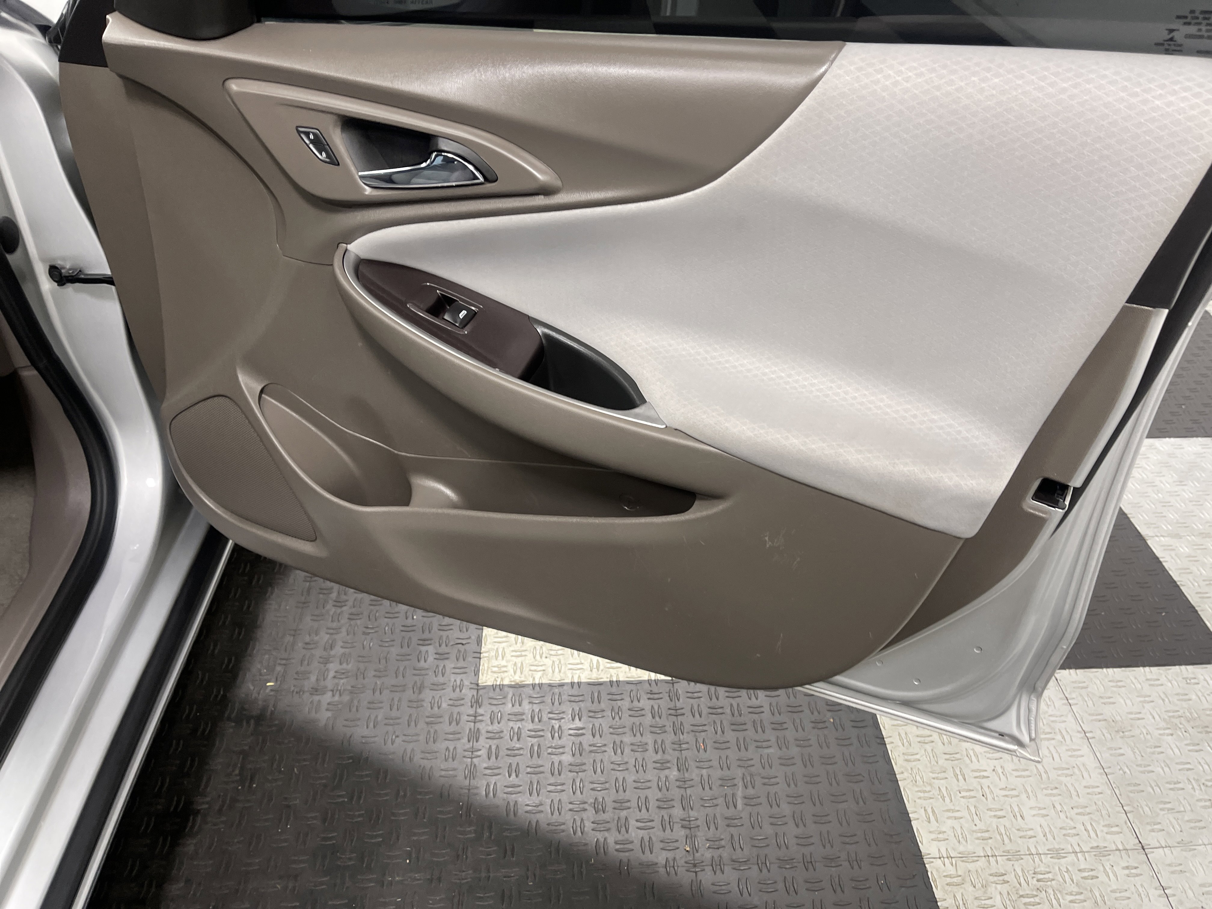 Used 2022 Chevrolet Malibu LT image 23