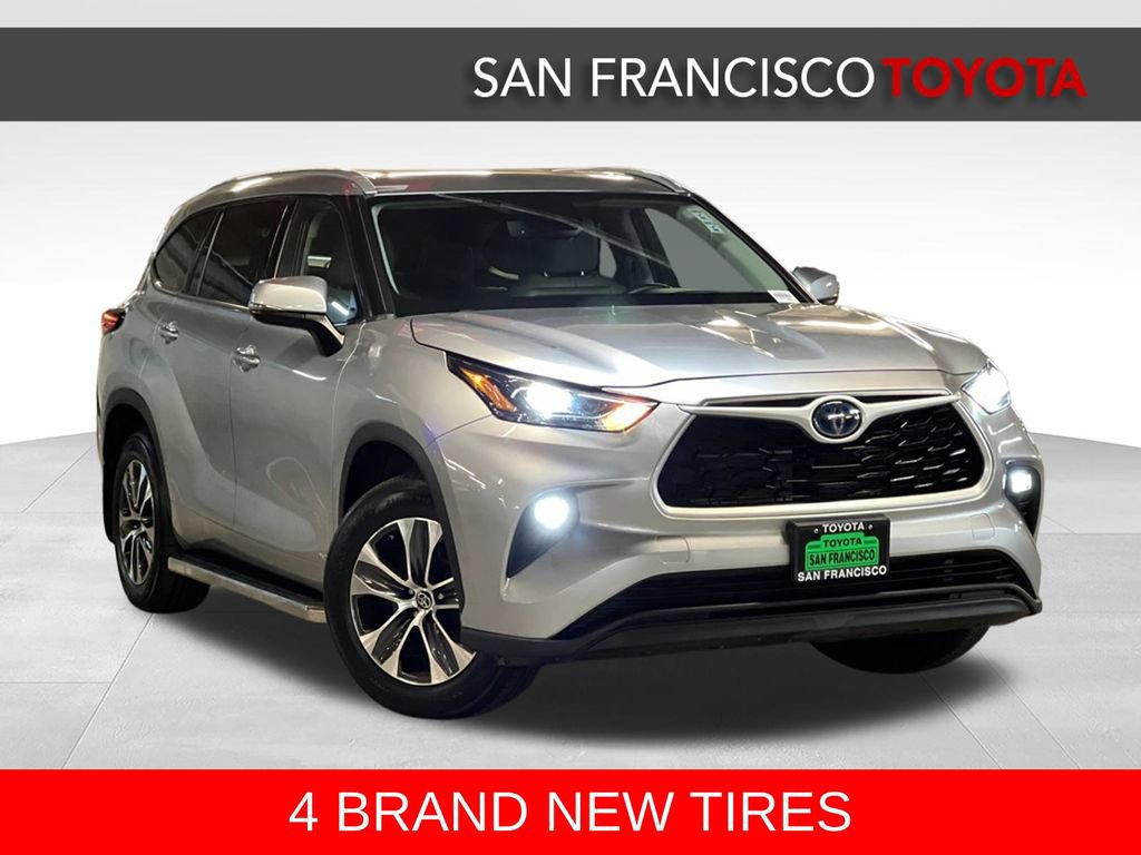 Used 2022 Toyota Highlander XLE AWD/4WD image 7