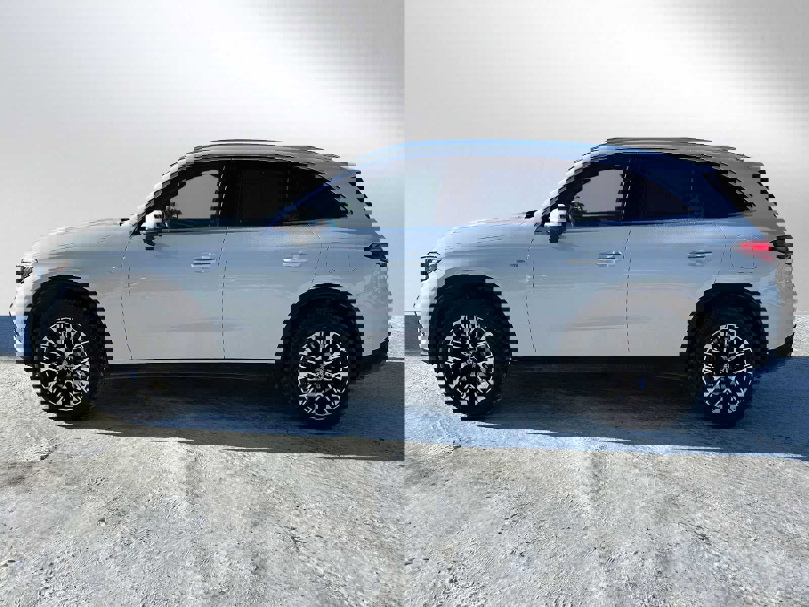 Used 2025 Mercedes-Benz GLC 350e 4MATIC image 6