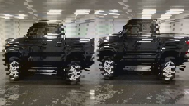 Used 2025 Toyota Tacoma SR5 image 5