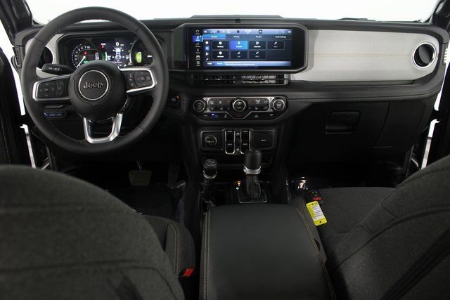 Used 2025 Jeep Wrangler Unlimited Sahara image 9