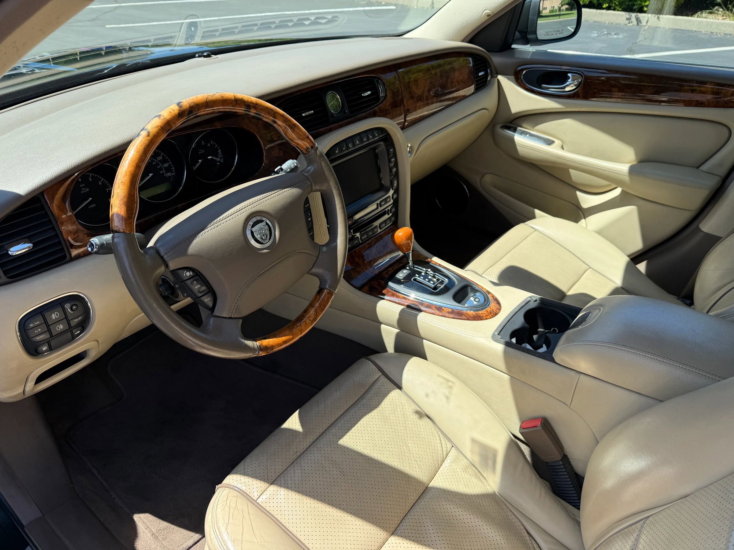 Used 2008 Jaguar XJ8 image 14