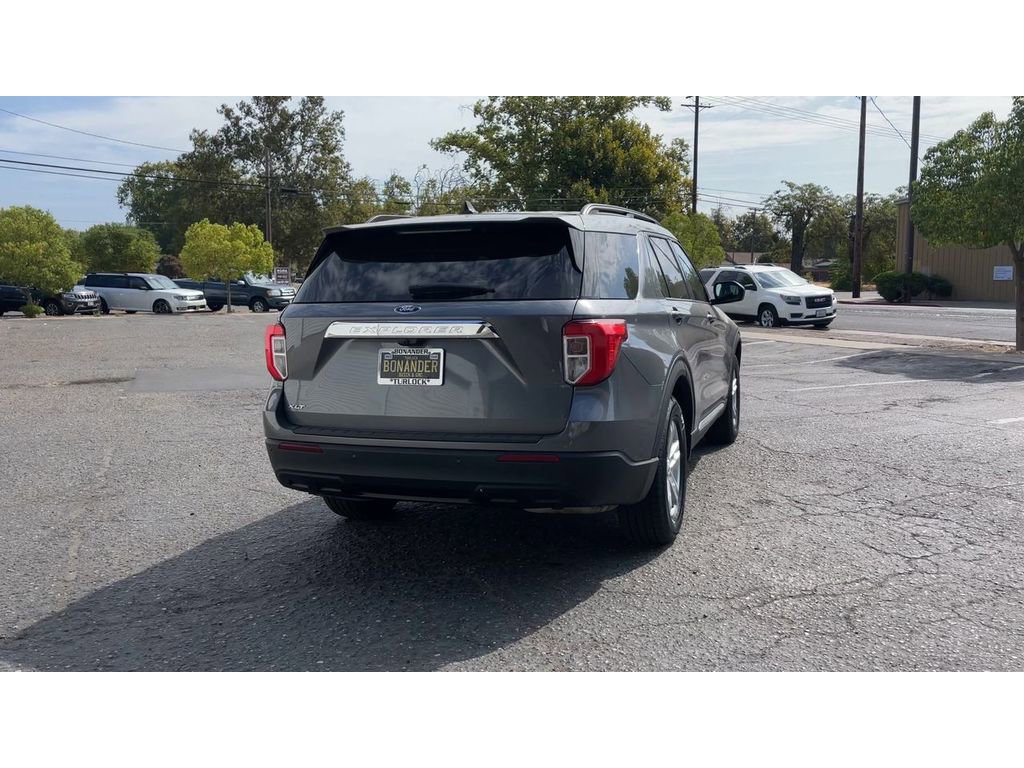 Used 2022 Ford Explorer XLT image 2