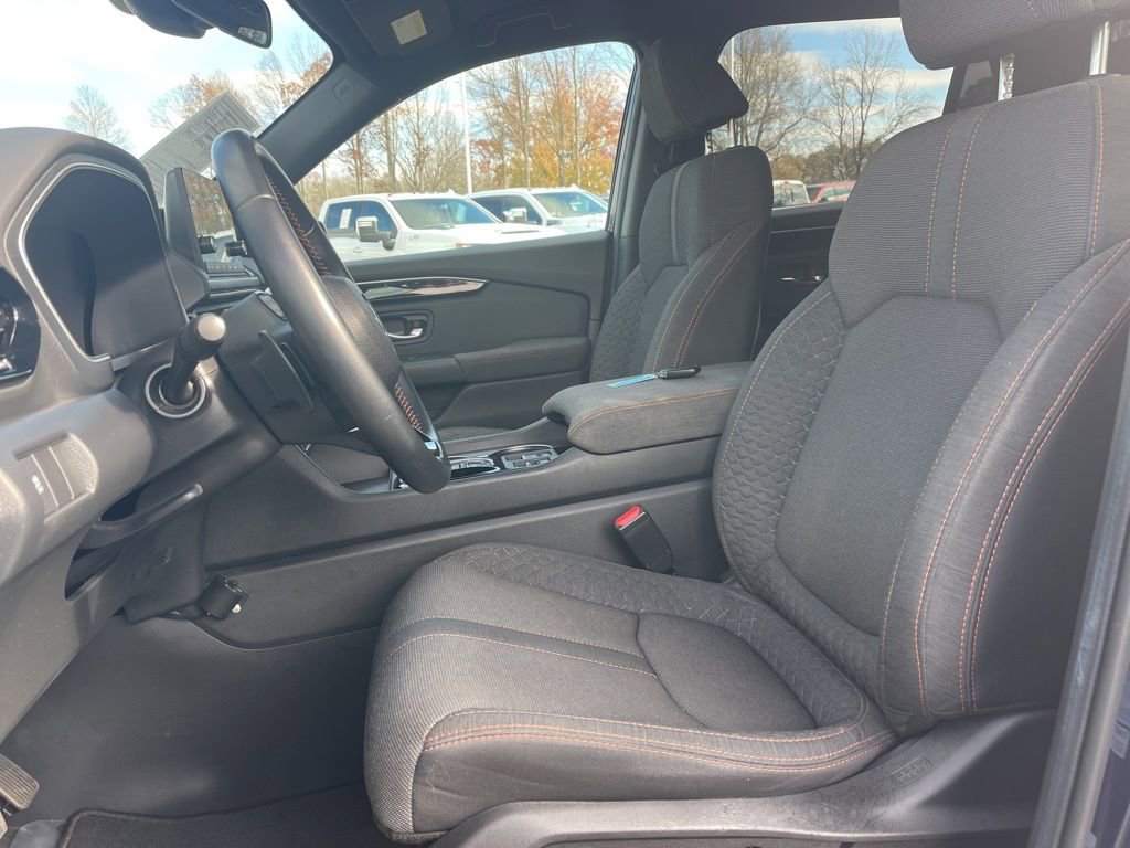 Used 2025 Honda Pilot Sport image 10