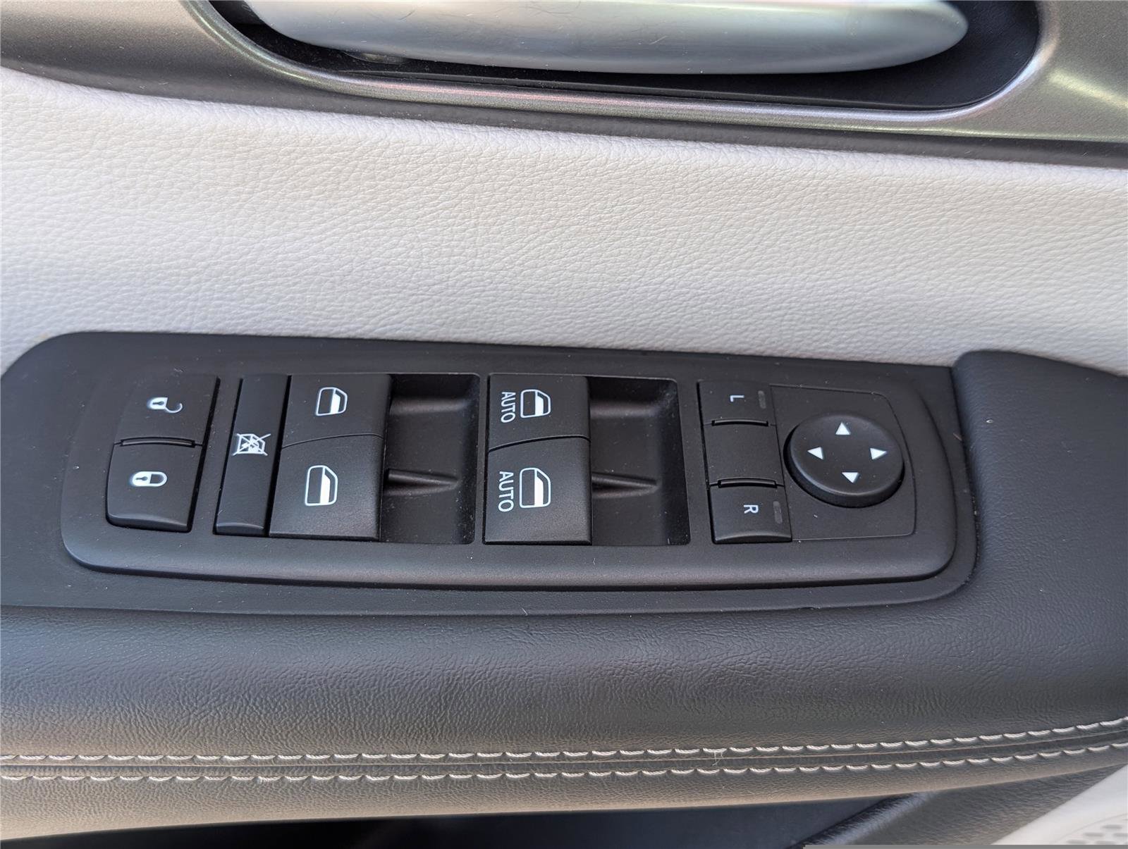 Used 2024 Chrysler Pacifica Touring-L image 18