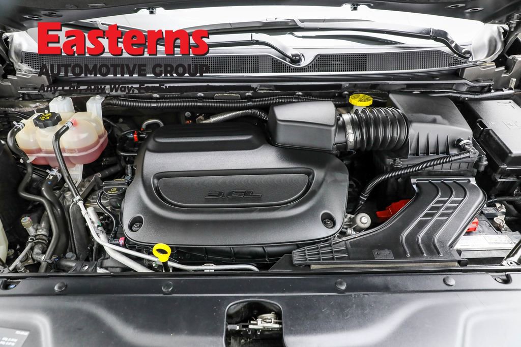 Used 2023 Chrysler Pacifica Touring-L image 7