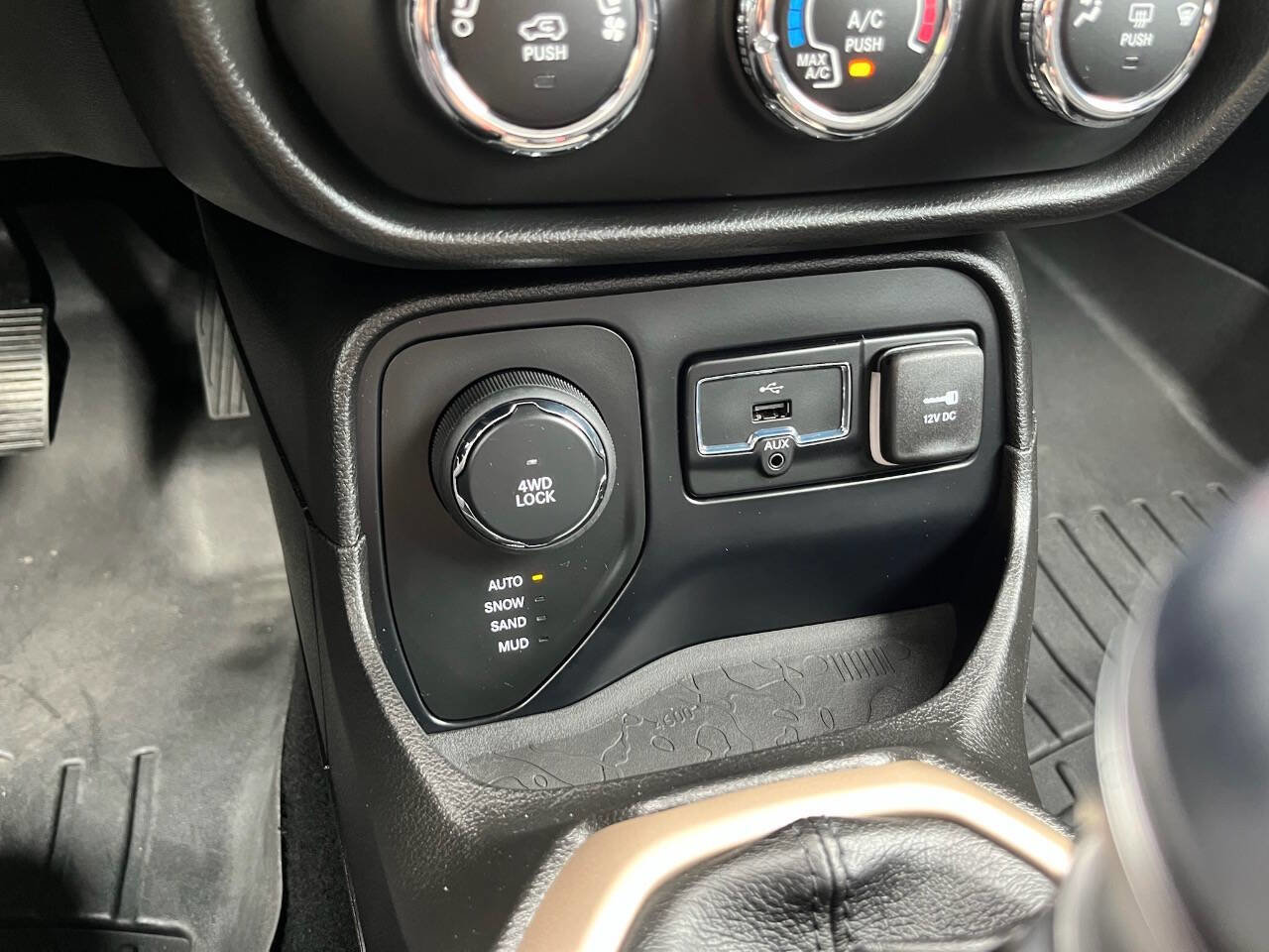 Used 2015 Jeep Renegade Latitude image 28