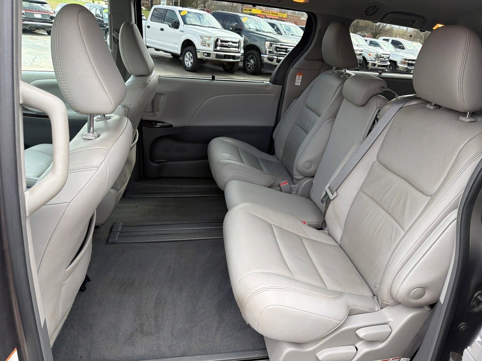 Used 2019 Toyota Sienna XLE FWD image 28