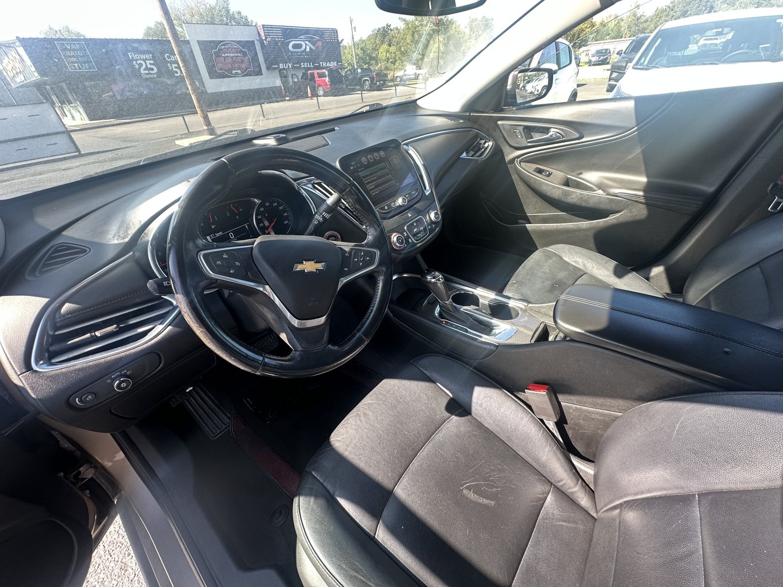 Used 2018 Chevrolet Malibu LT w/ Leather Package FWD image 2