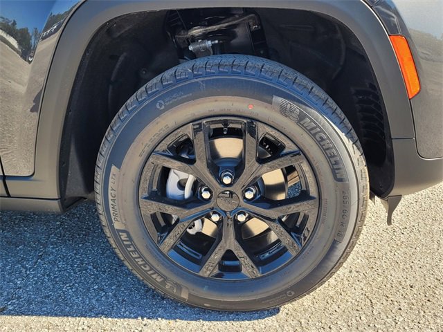 Used 2025 Jeep Grand Cherokee Altitude image 9