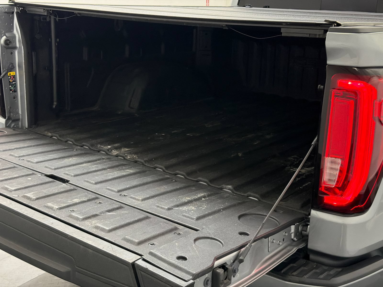 Used 2023 GMC Sierra 1500 Denali w/ Technology Package AWD/4WD image 9