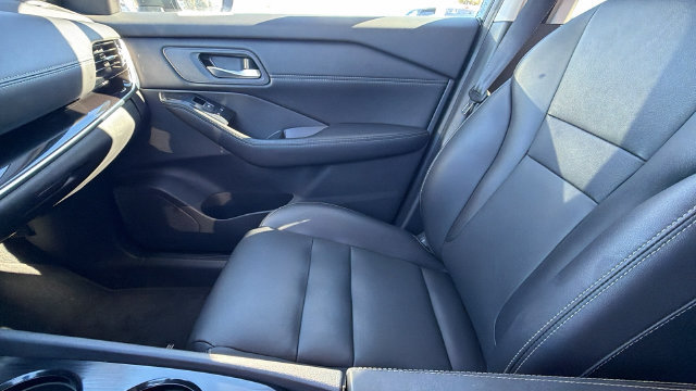 Used 2025 Nissan Rogue SL FWD image 23