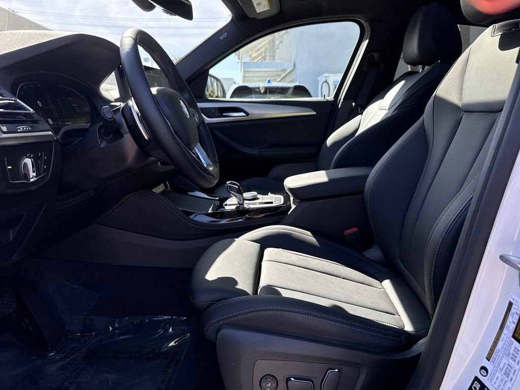 Used 2025 BMW X4 xDrive30i AWD/4WD image 19