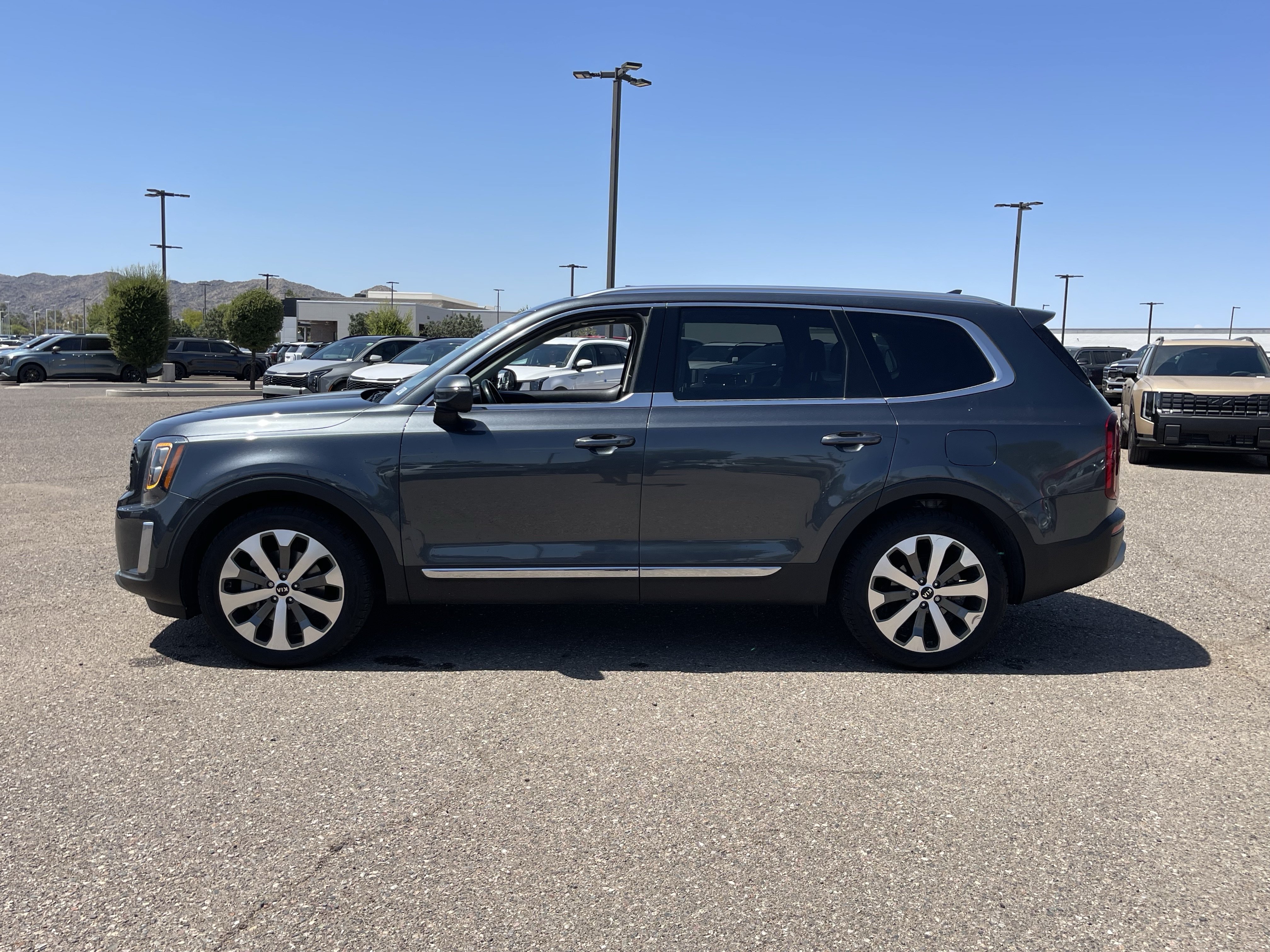 Used 2021 Kia Telluride EX w/ EX Premium Package FWD image 3