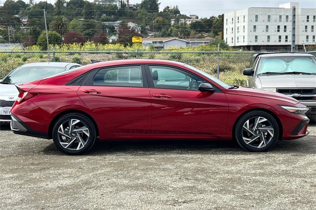 Used 2025 Hyundai Elantra Sport image 3
