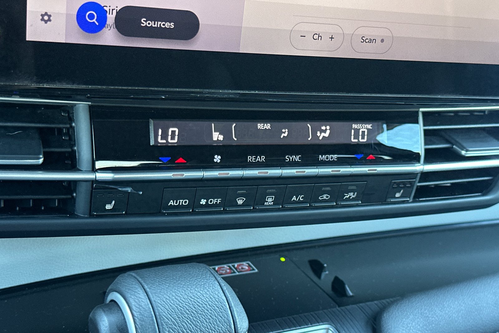 Certified 2025 Toyota Sienna XLE FWD image 23