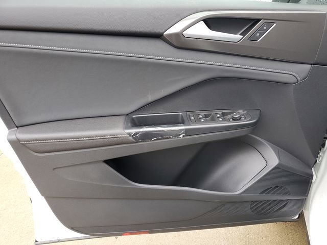 New 2026 Volkswagen Taos SE image 18