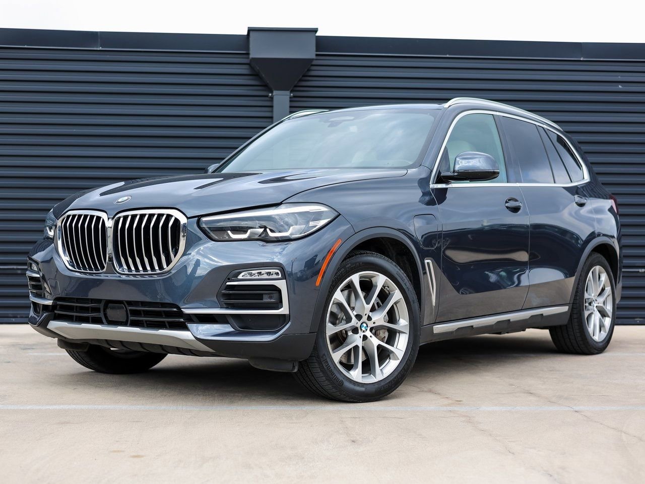 Used 2021 BMW X5 xDrive45e w/ Premium Package 2
