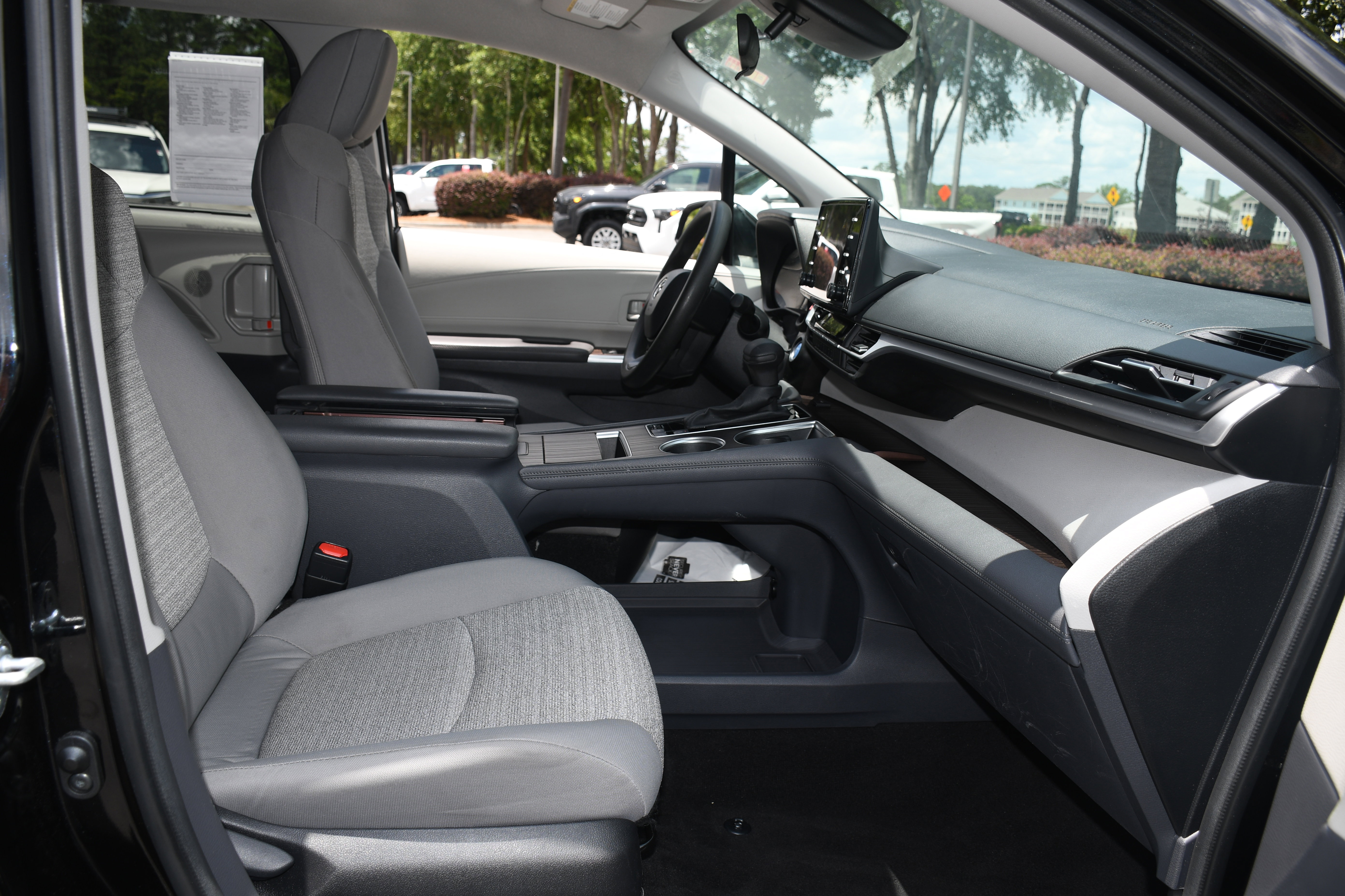 Used 2023 Toyota Sienna LE image 19