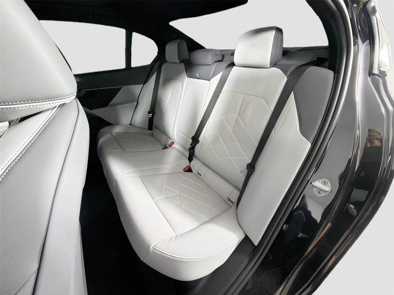 New 2026 BMW 550e xDrive w/ Executive Package image 25