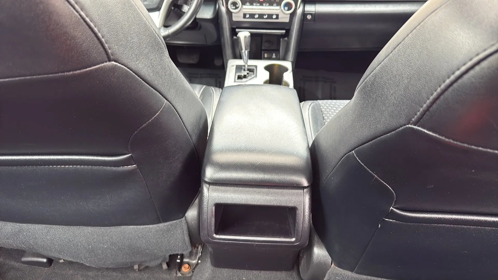 Used 2014 Toyota Camry SE w/ Moonroof Package FWD image 25