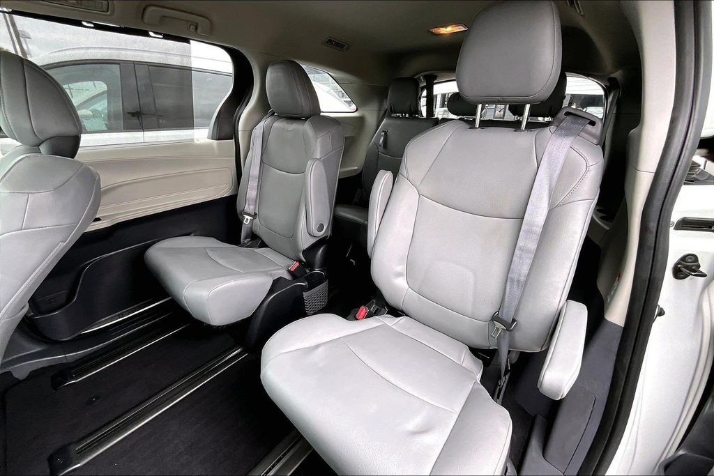 Used 2023 Toyota Sienna XLE FWD image 15