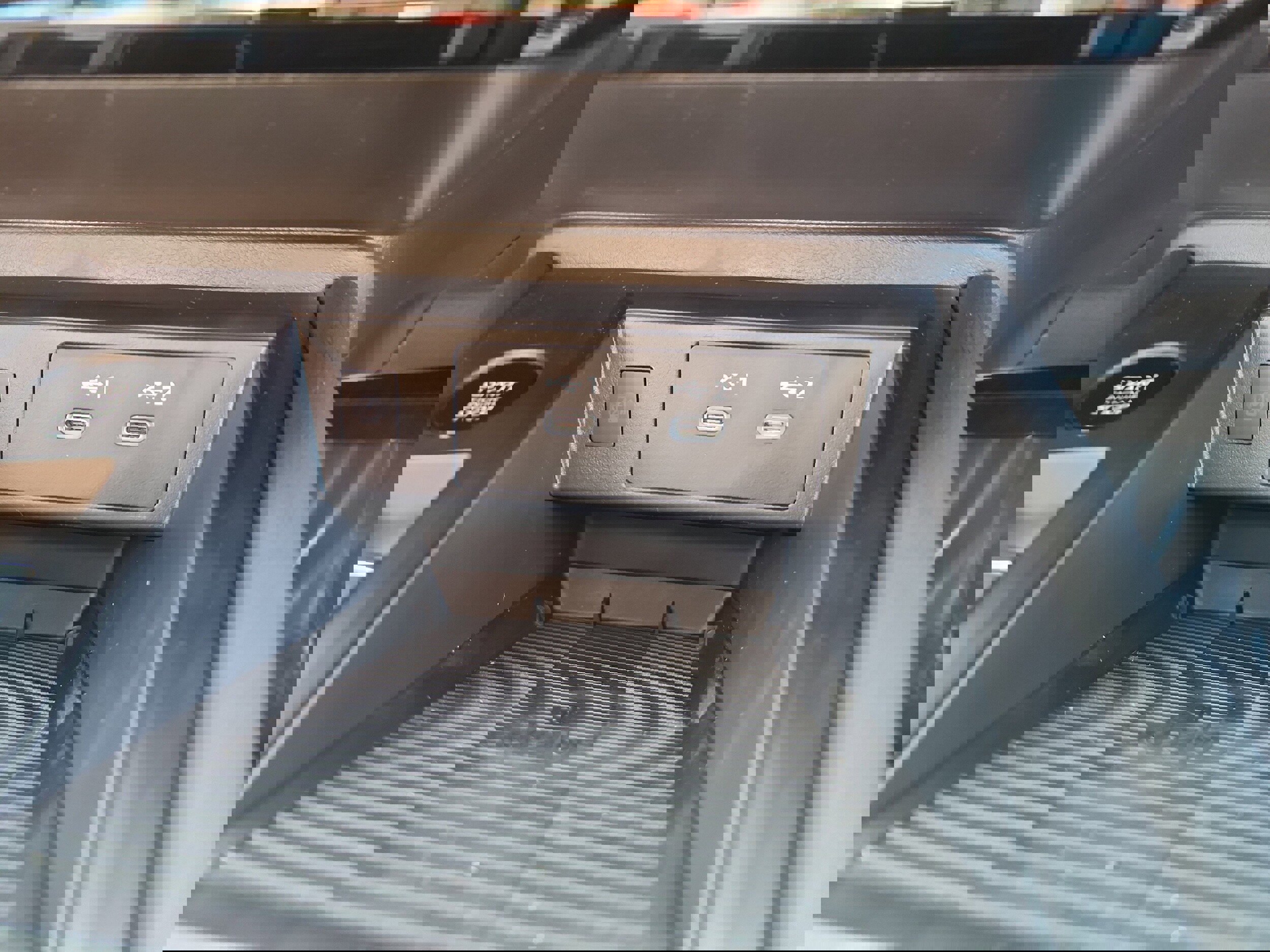 New 2025 Nissan Kicks SR image 13