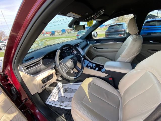 Used 2023 Jeep Grand Cherokee Limited w/ Luxury Tech Group II AWD/4WD image 16