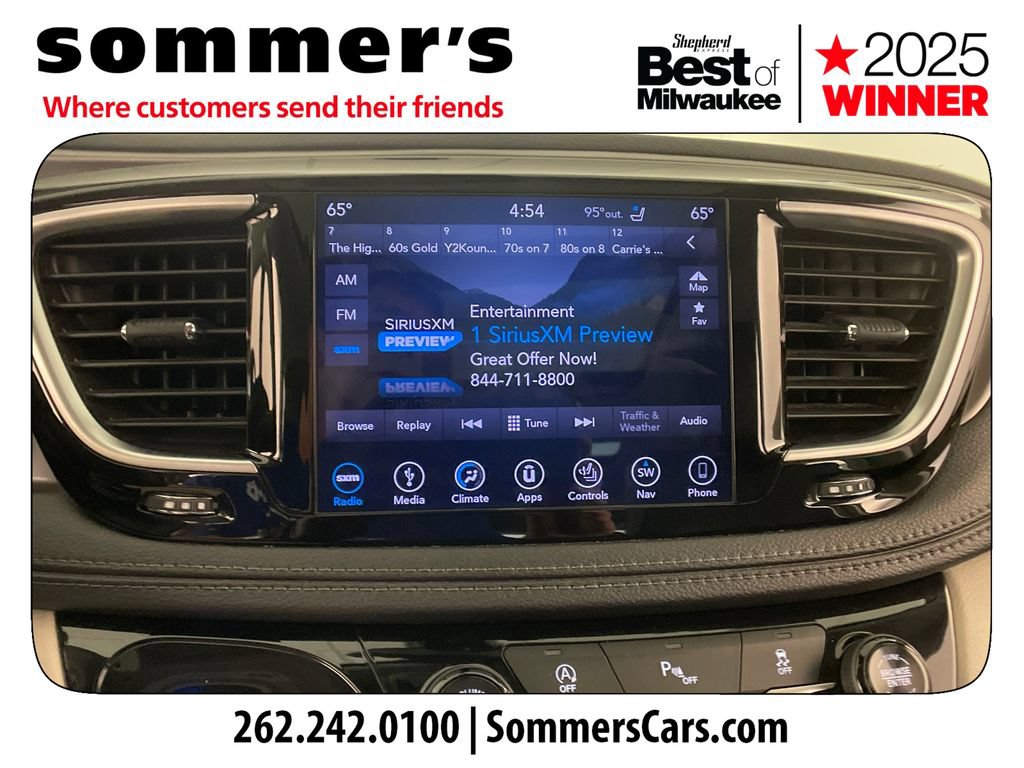 Used 2018 Chrysler Pacifica Limited w/ Tire & Wheel Group FWD image 15